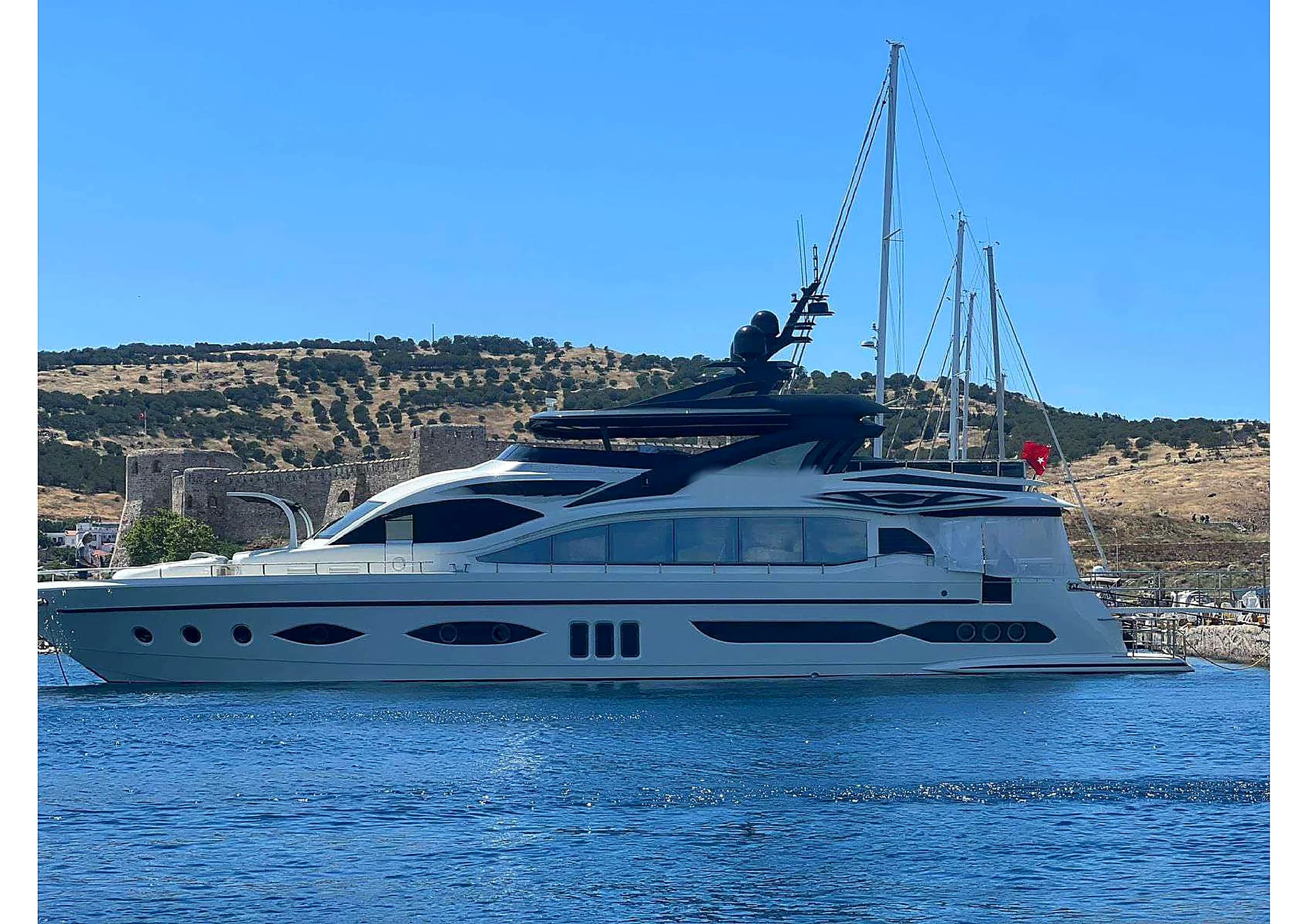35m Ultraluxury Motor Yacht cruising across the Aegean Sea