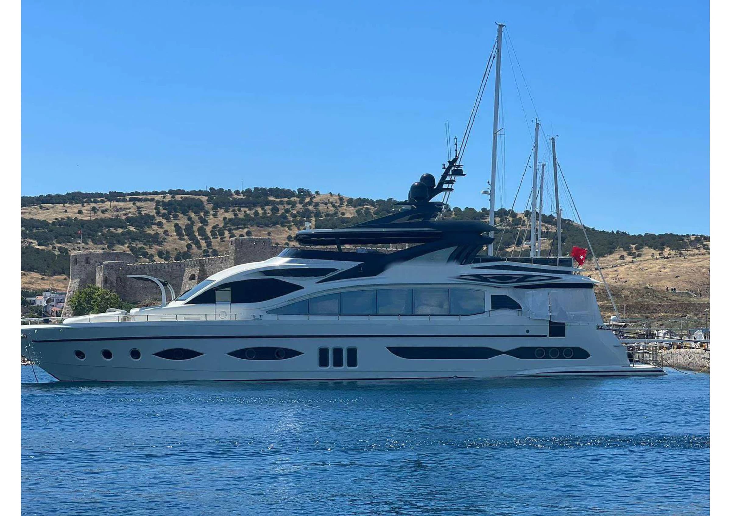 35m Ultraluxury Motor Yacht cruising across the Aegean Sea