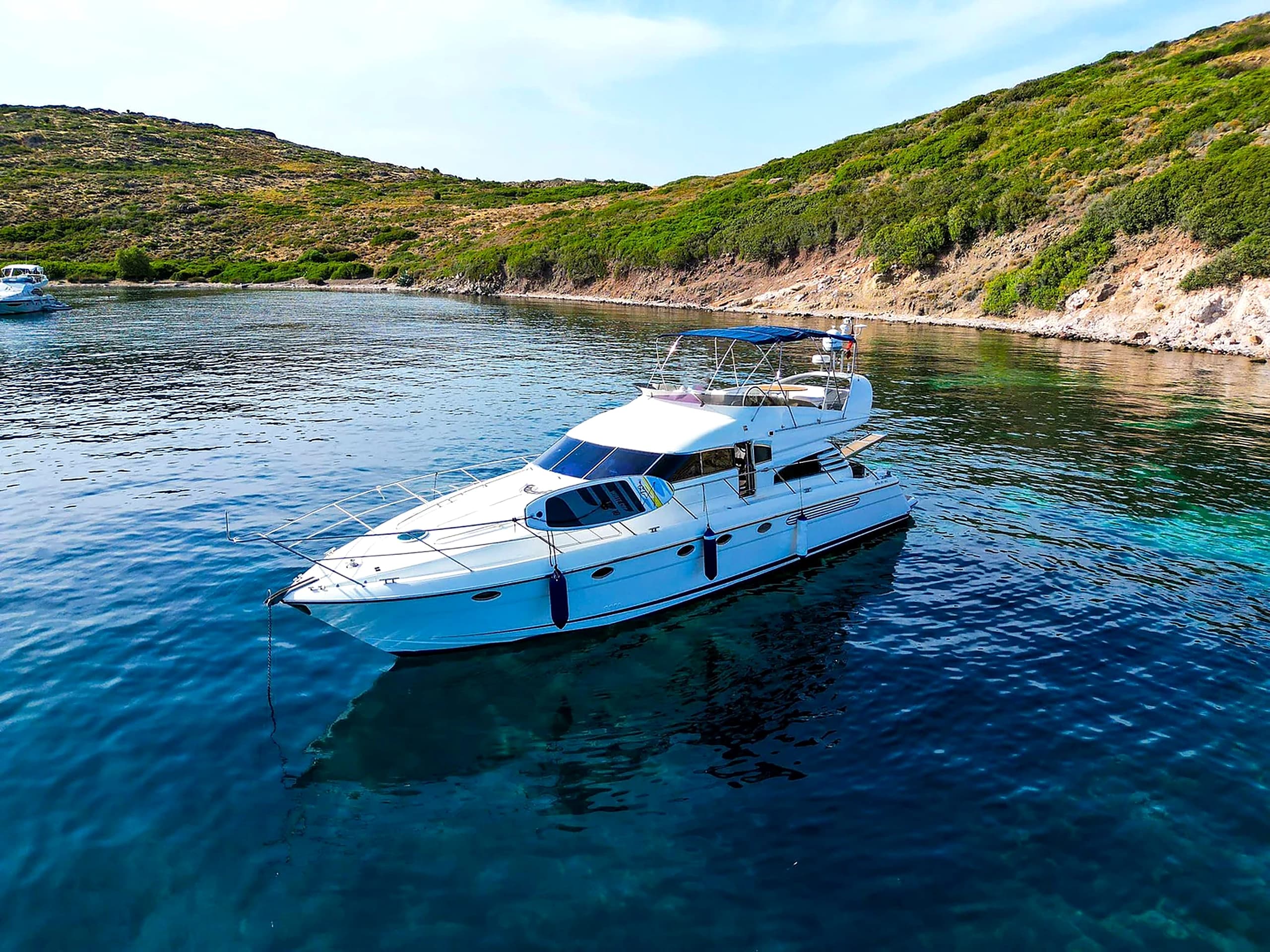 Bodrum 18M Lüks Flybridge Motoryat Turkuaz Koyda Demirde in Bodrum