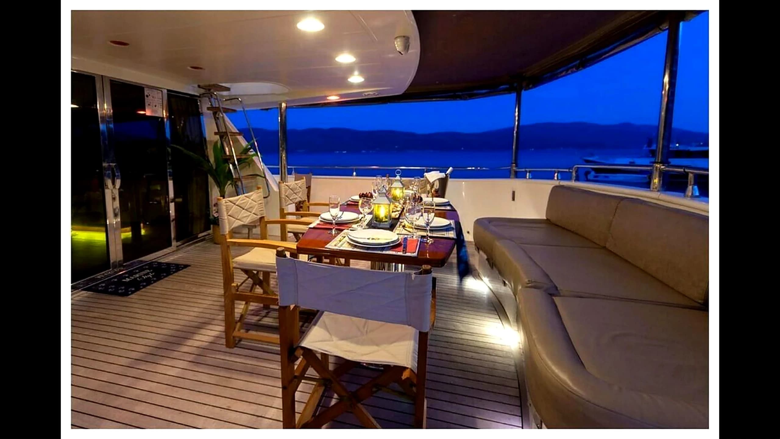 Aft deck outdoor dining area on Cantieri di Pisa 27M