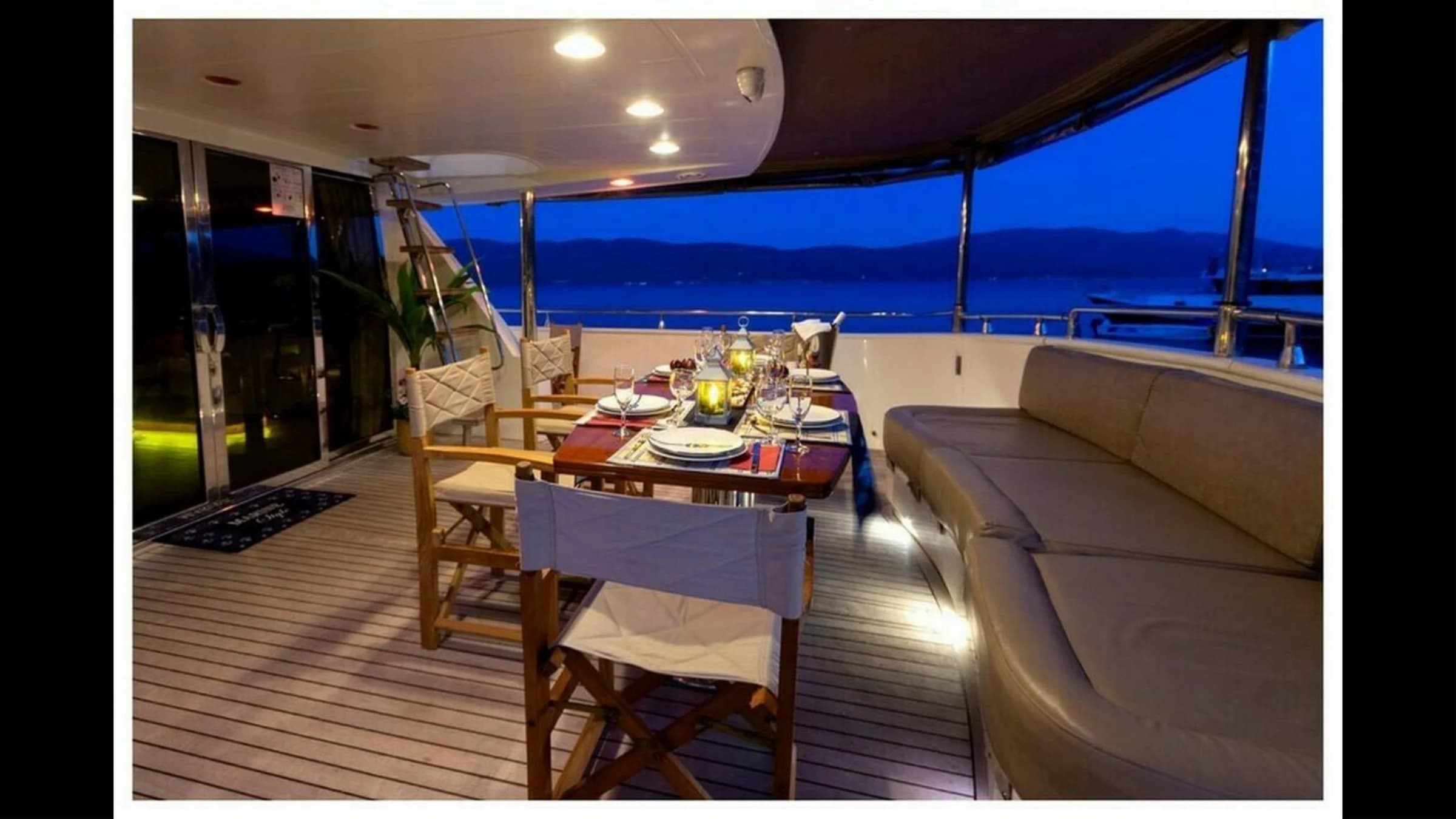 Aft deck outdoor dining area on Cantieri di Pisa 27M