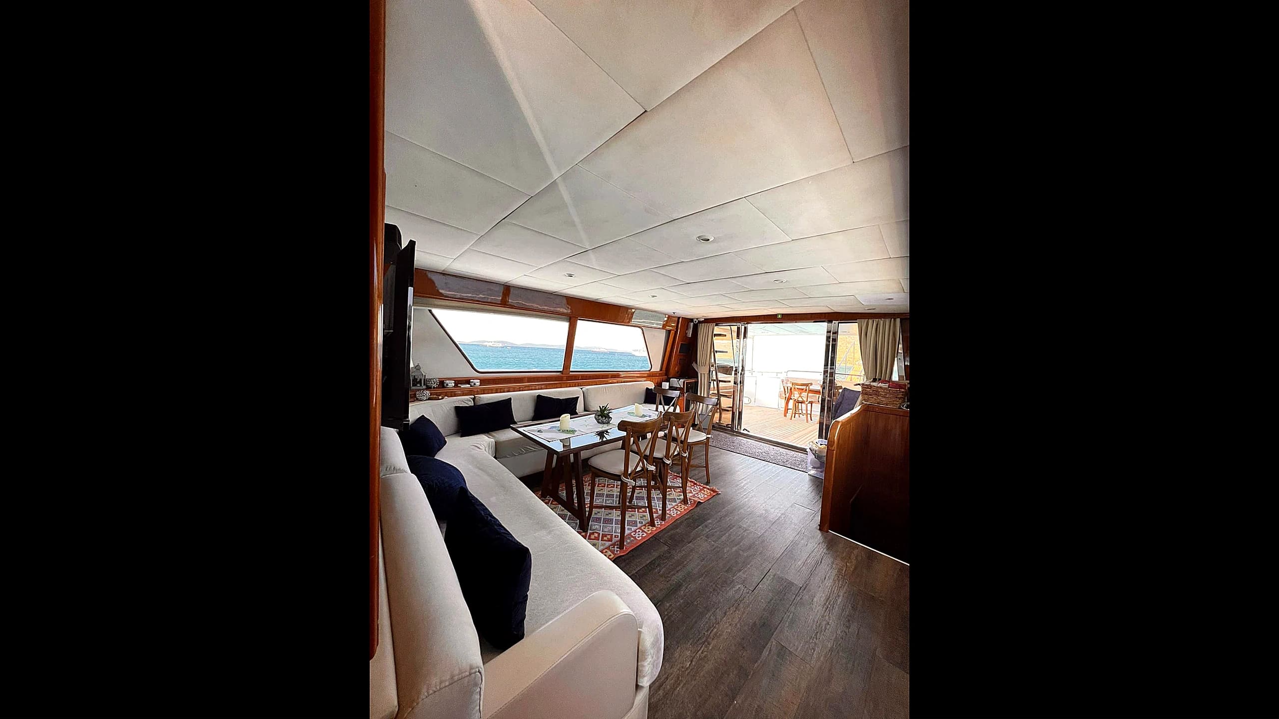 Main salon lounge interior with sofas on Cantieri di Pisa 27M