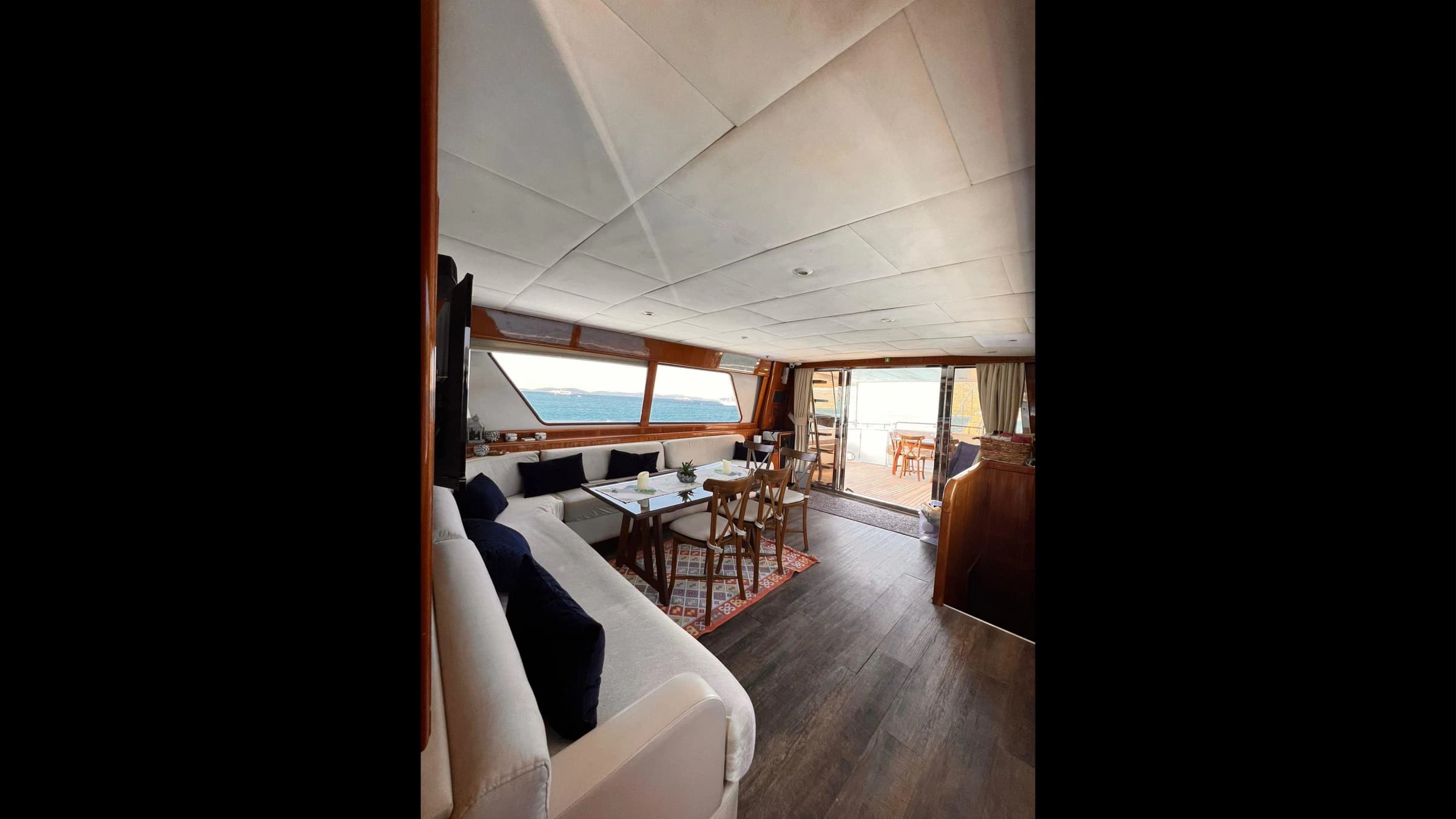 Main salon lounge interior with sofas on Cantieri di Pisa 27M