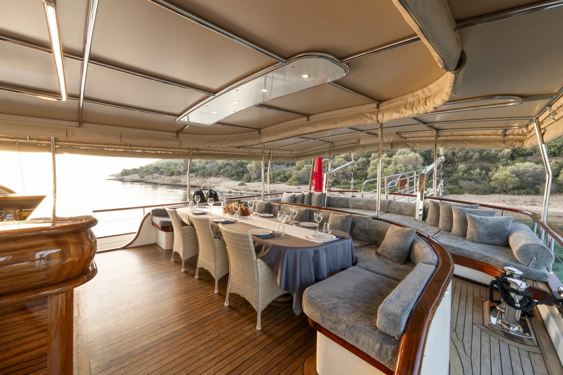 Convertible Twin Guest Cabin Configurable as Double or Single Beds