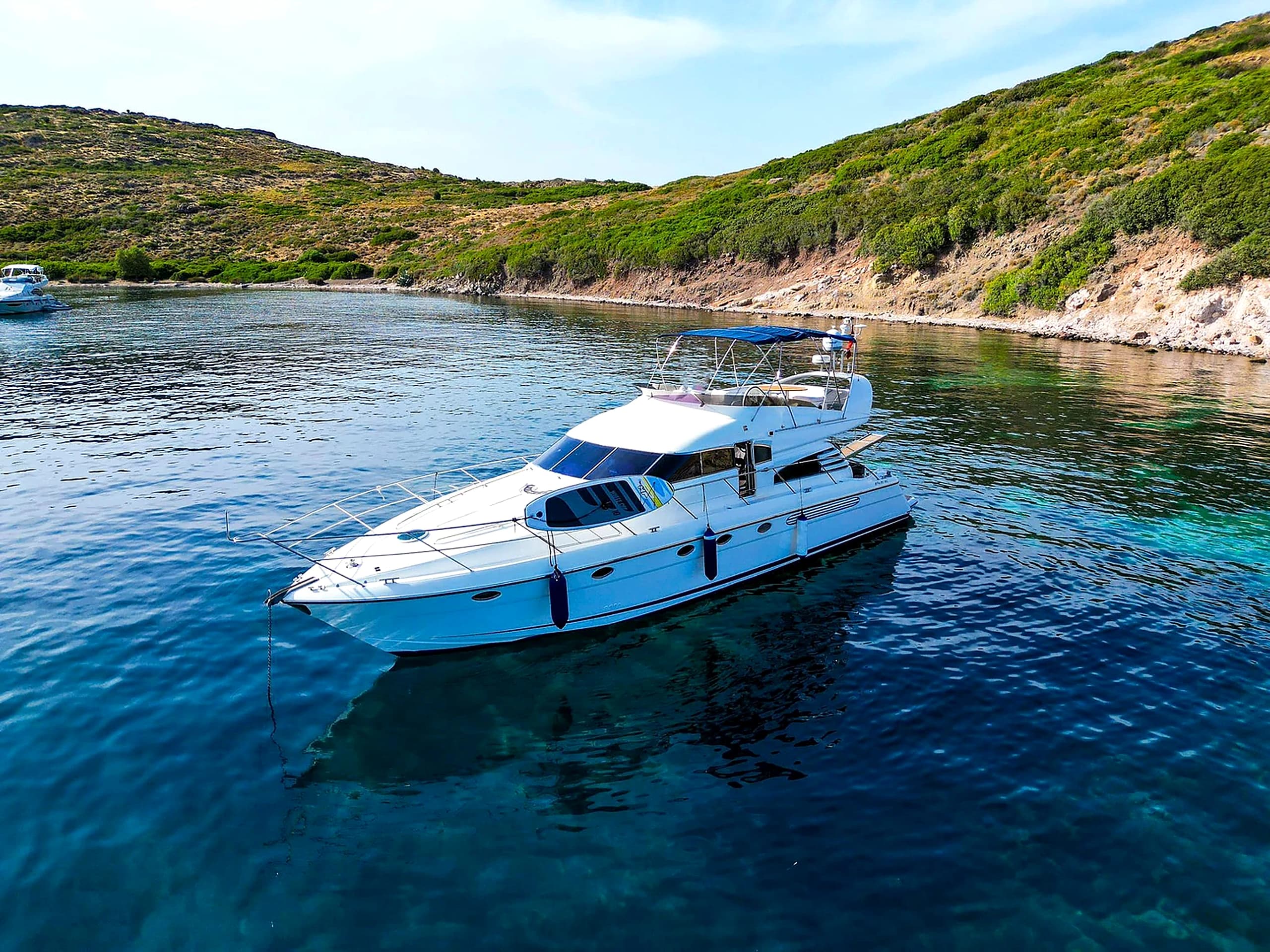 Spacious flybridge upper deck panoramic seating and helm station on Grand 1