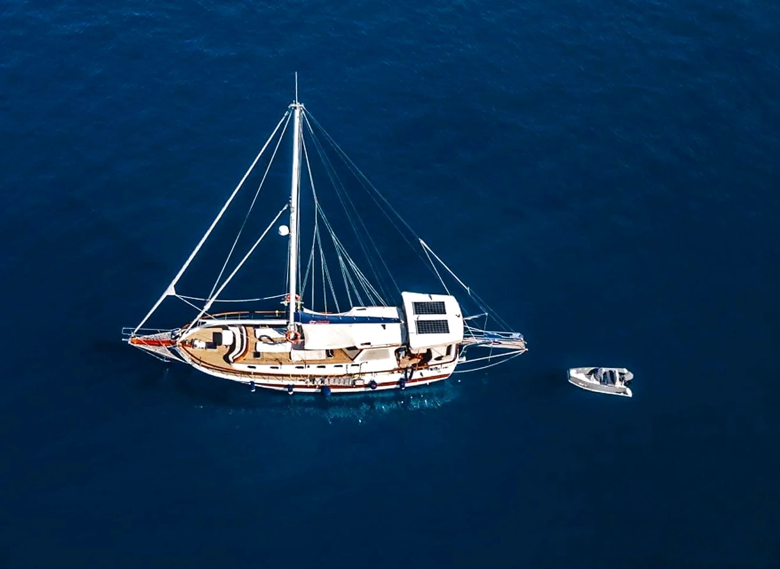 Deluxe Twin Guest Cabin with Air Conditioning and Storage on Muka Yacht