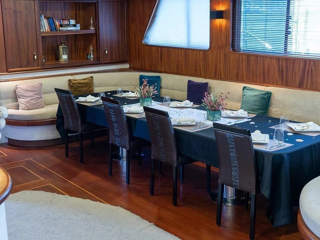 Deluxe Double Guest Cabin with Private Ensuite Bathroom on Nevra Queen