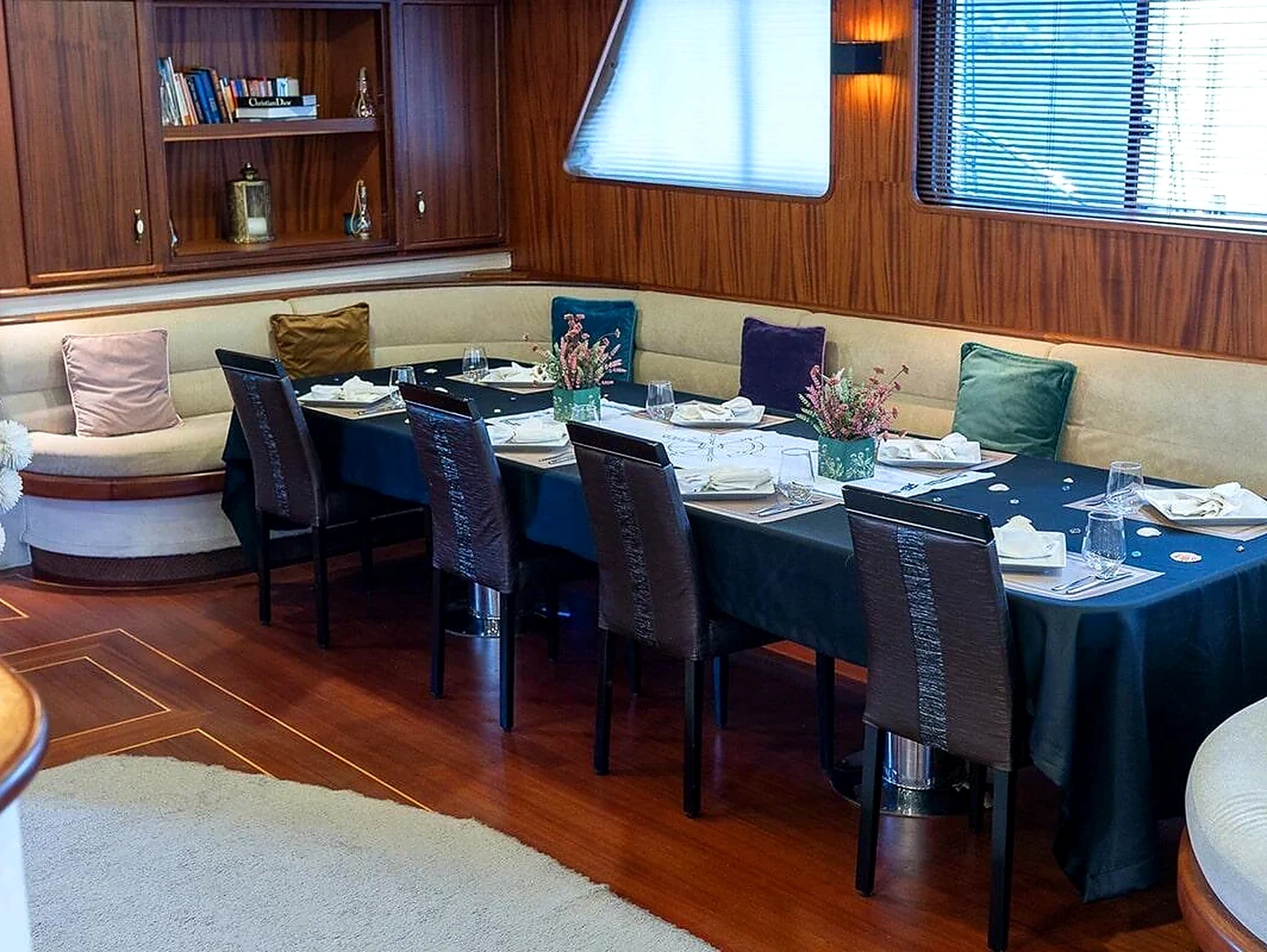 Deluxe Double Guest Cabin with Private Ensuite Bathroom on Nevra Queen