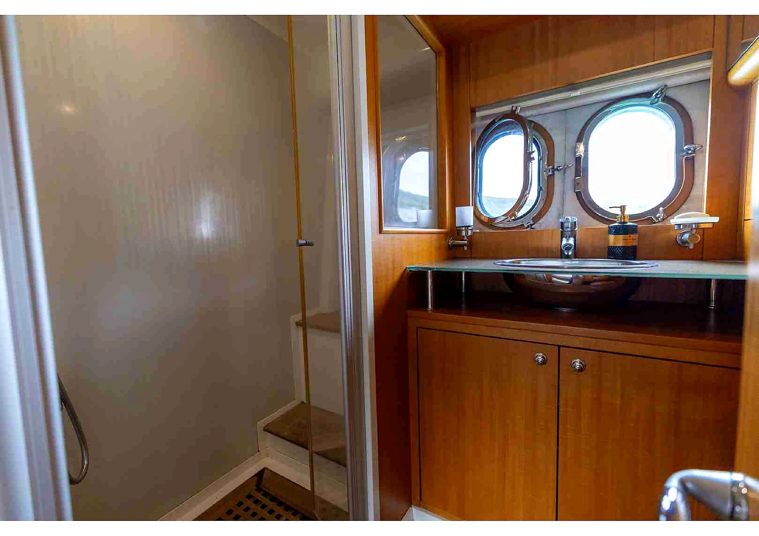 Numarine 55 Luxury Motoryacht cabin stateroom 40