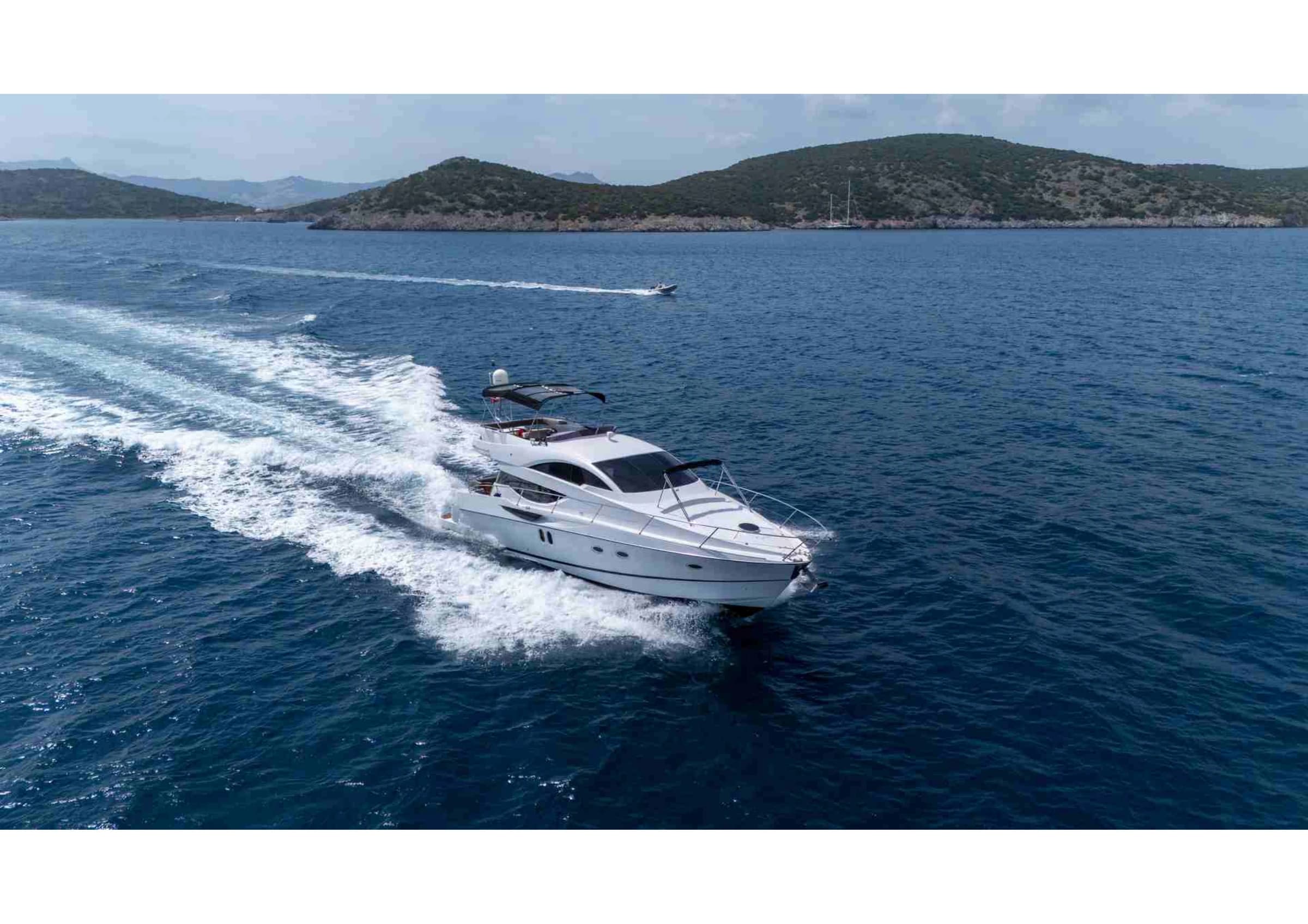Numarine 55 Luxury Motoryacht cruising shot 08