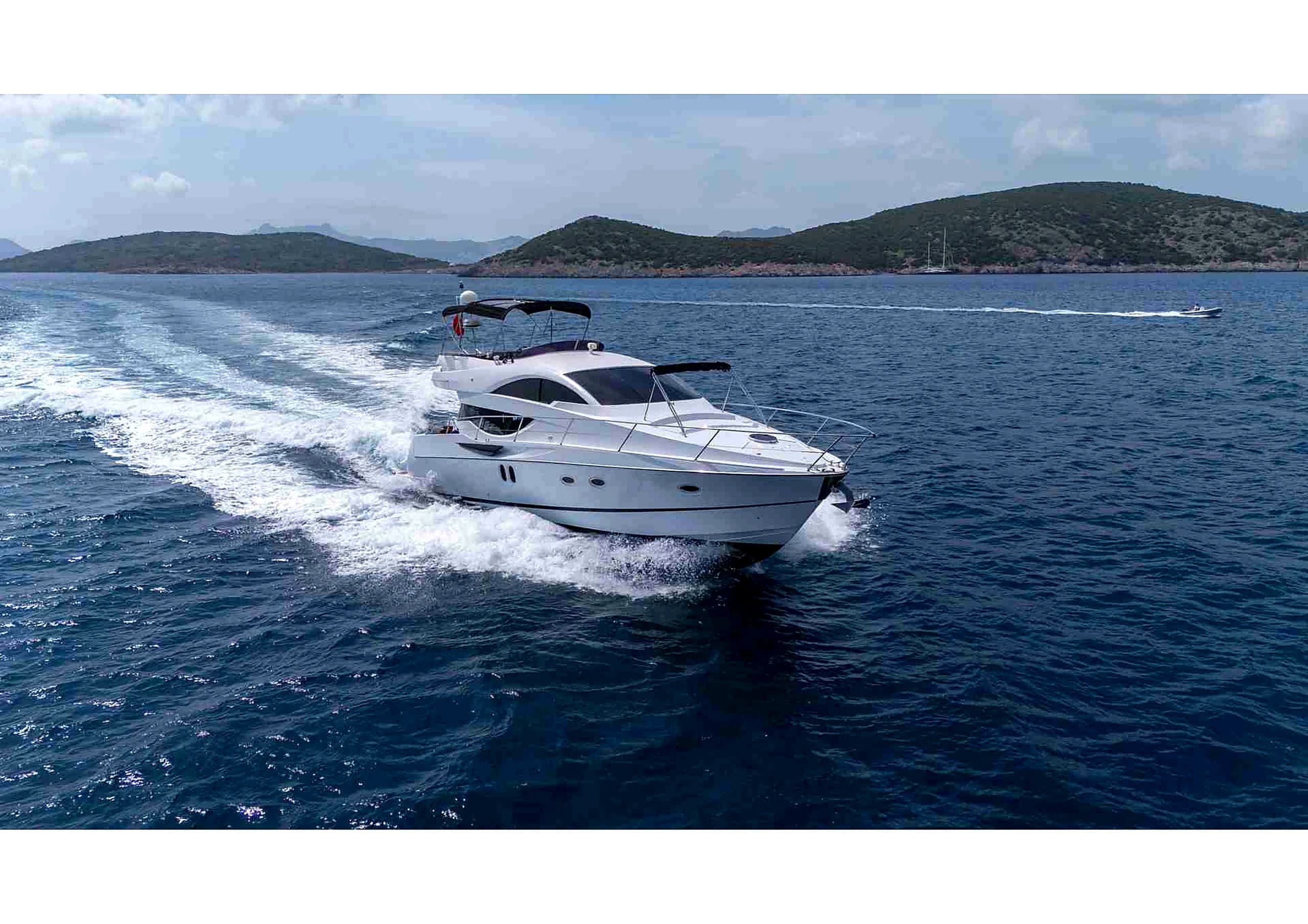 Numarine 55 Luxury Motoryacht cruising shot 09