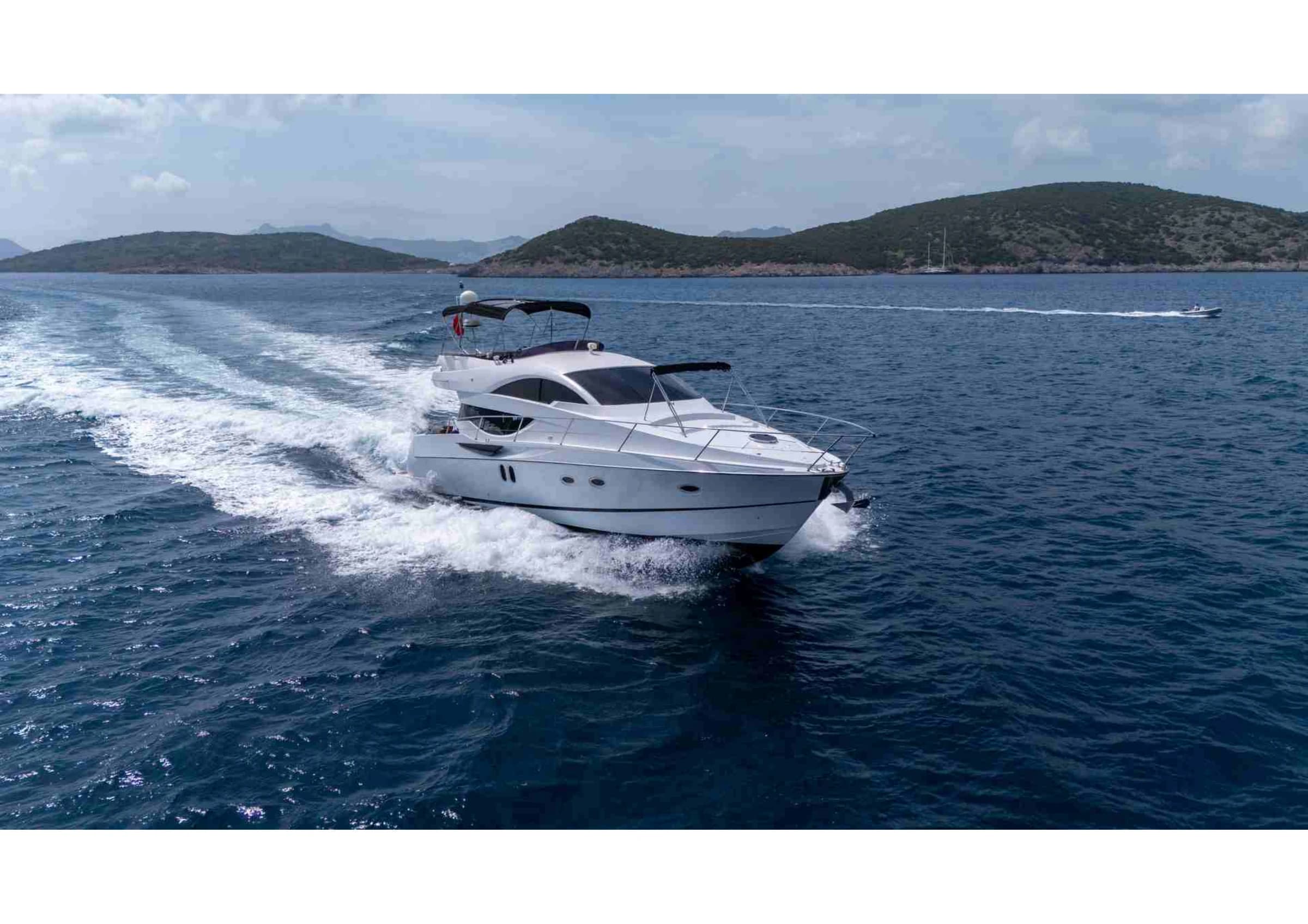 Numarine 55 Luxury Motoryacht cruising shot 09