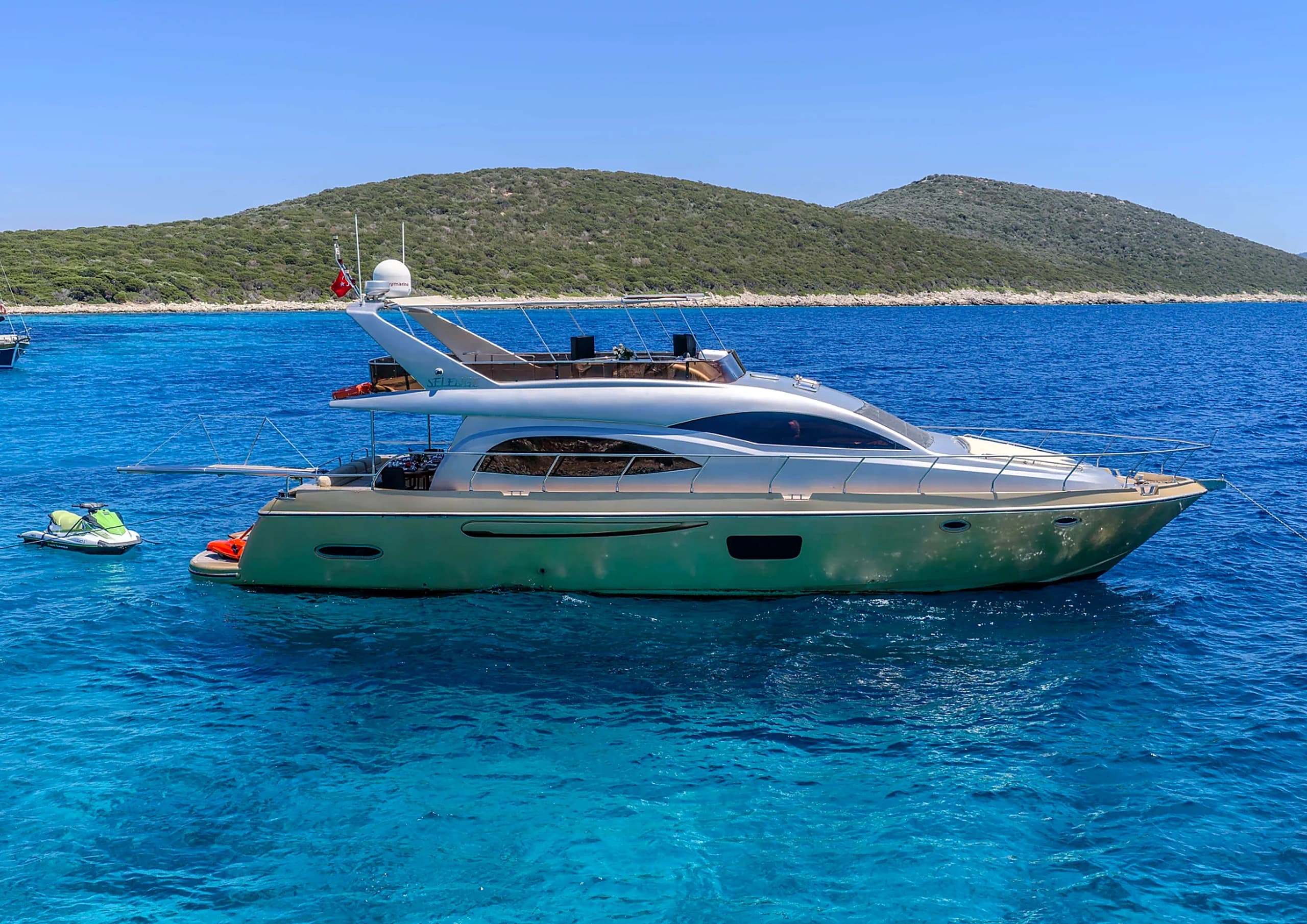 Shaded aft deck alfresco dining table for guest dinner on Selenge