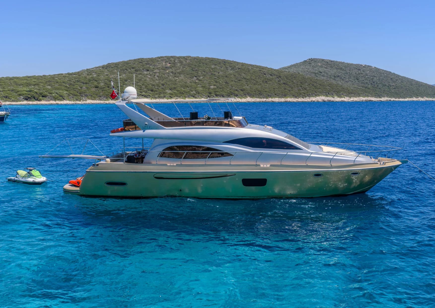 Shaded aft deck alfresco dining table for guest dinner on Selenge
