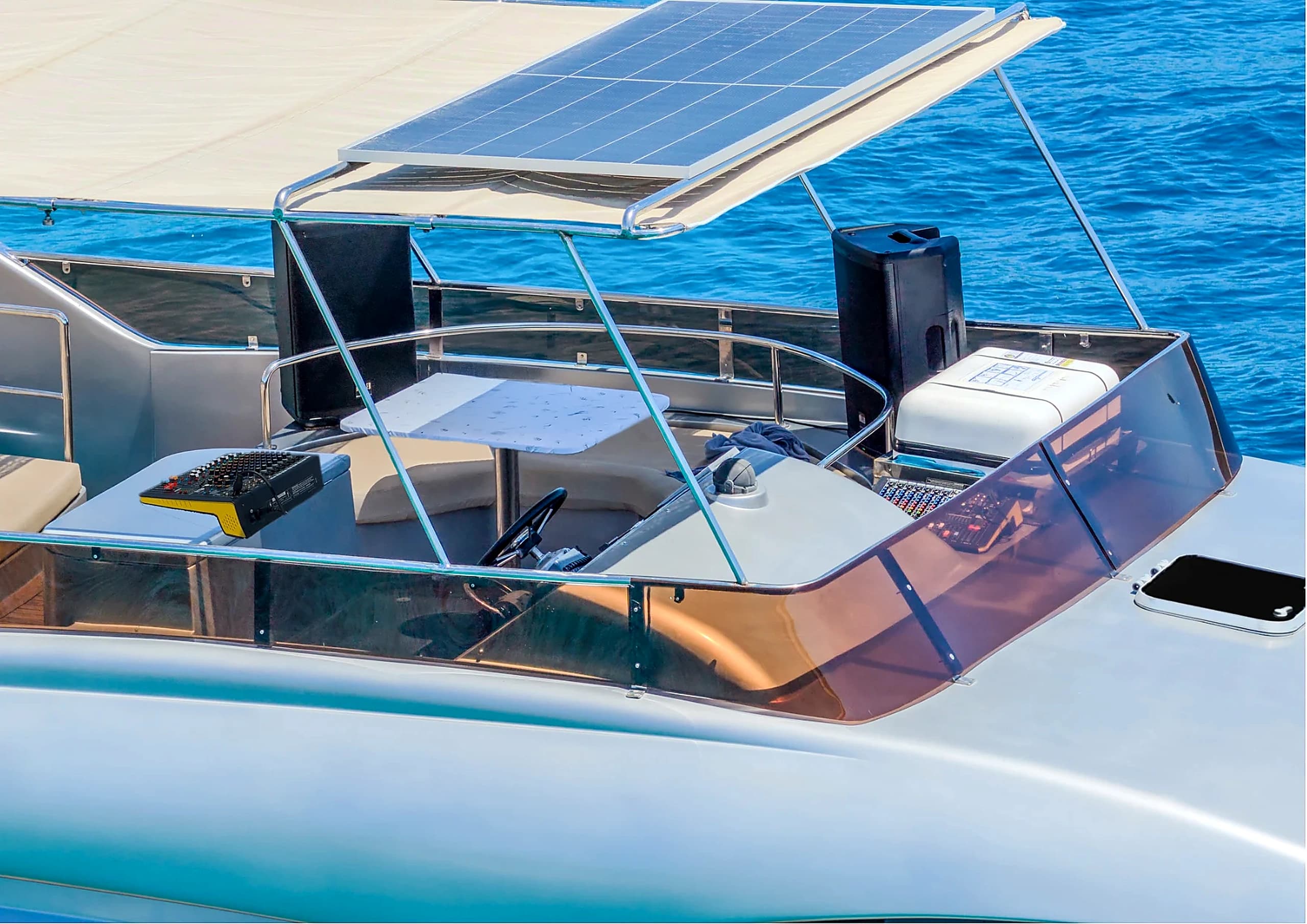 Comfortable stern seating and swim platform access on Selenge