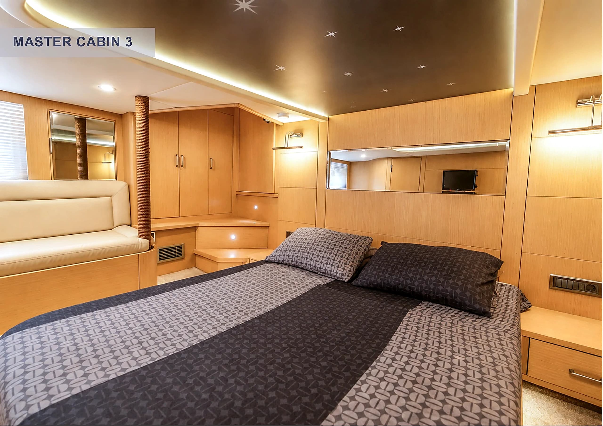 Master Cabin 3 guest stateroom with double bed on Selenge