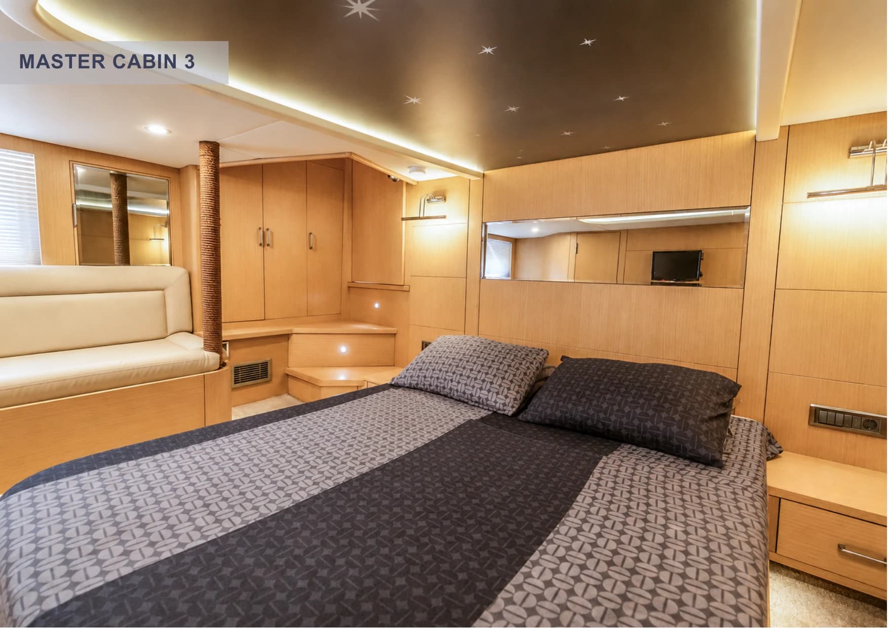 Master Cabin 3 guest stateroom with double bed on Selenge