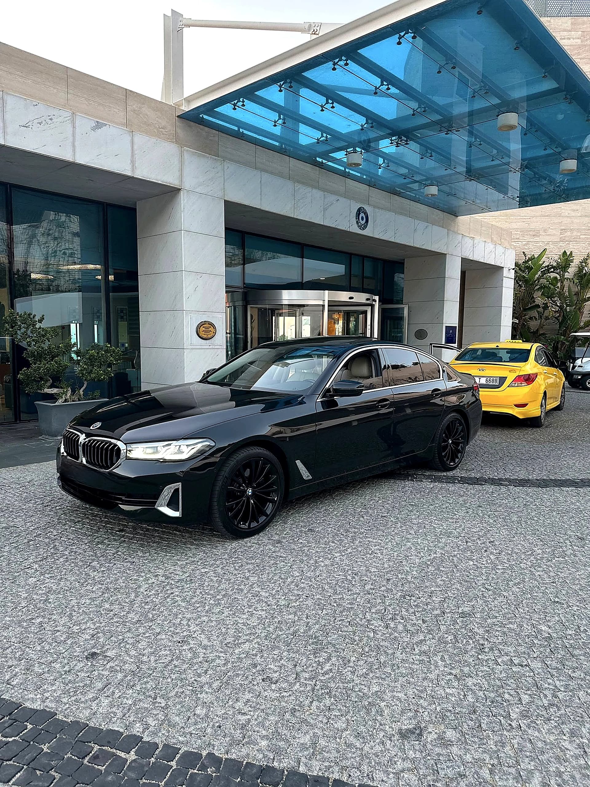 Bodrum VIP Sedan BMW 5 Series Otel Kapisinda Karsilama 01