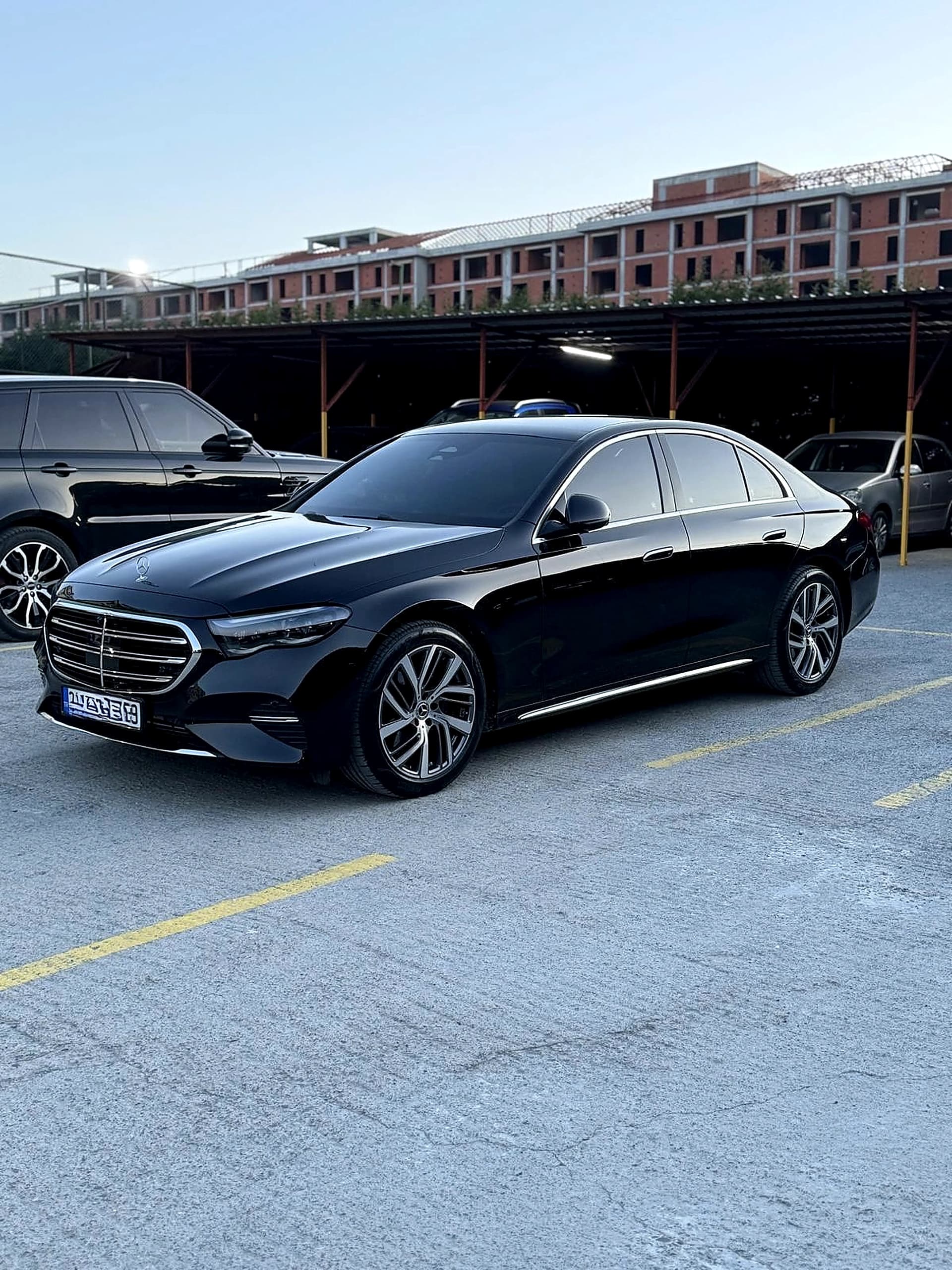 Bodrum VIP Sedan Mercedes E Class Siyah On Capraz Profil 10