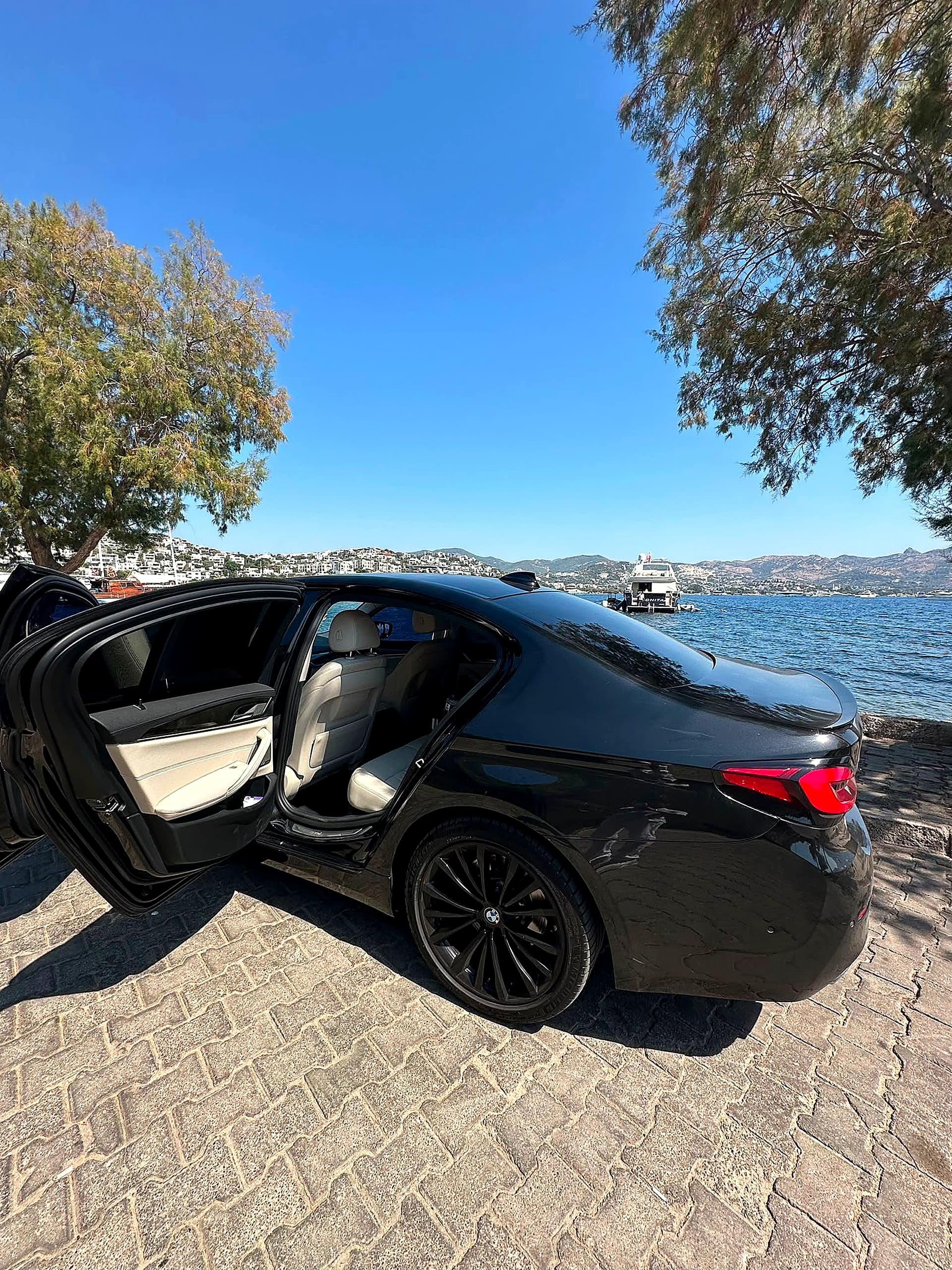 Bodrum VIP Sedan Mercedes S Class Soforlu Kapisi Acik Sahil 03